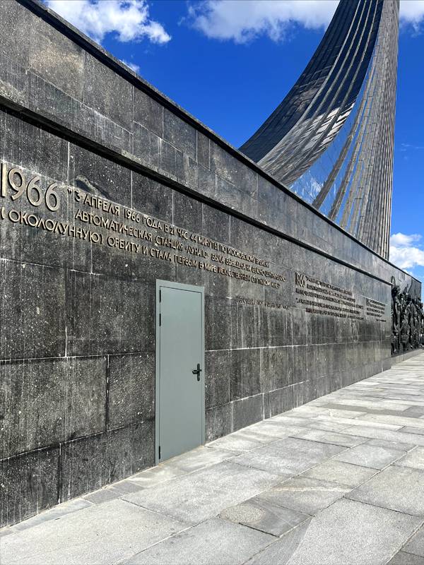 Стальная техническая дверь (музей космонавтики)